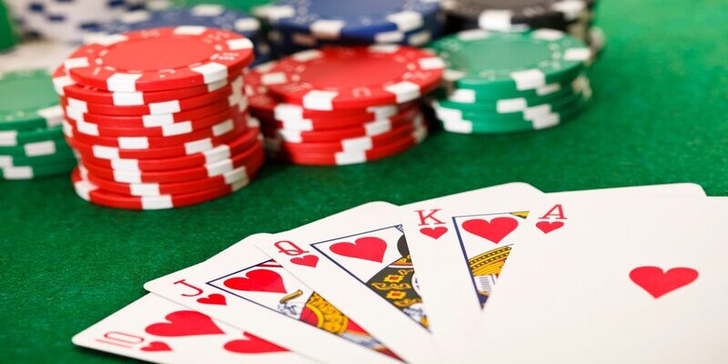 Cách chơi Poker là tiến hành ghép bài của người chơi và nhà cái tạo liên kết